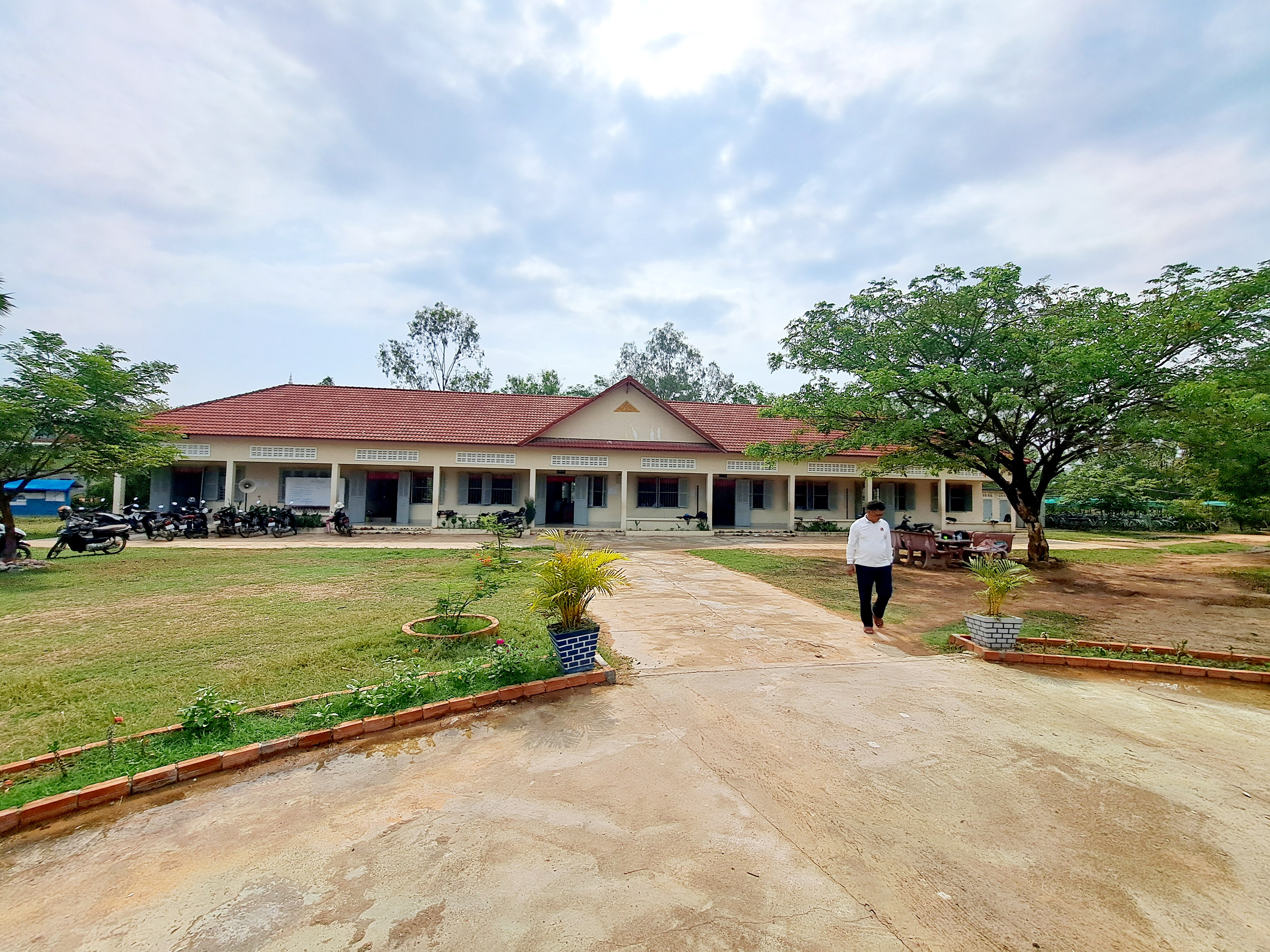 សាលាអនុវិទ្យាល័យស្នាអន្សា Cover