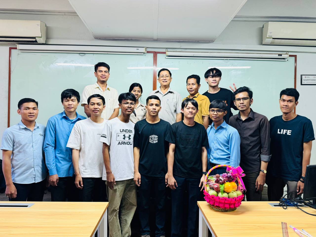 វេទិកាសិក្សាគណិតវិទ្យាឥតព្រំដែន Cover